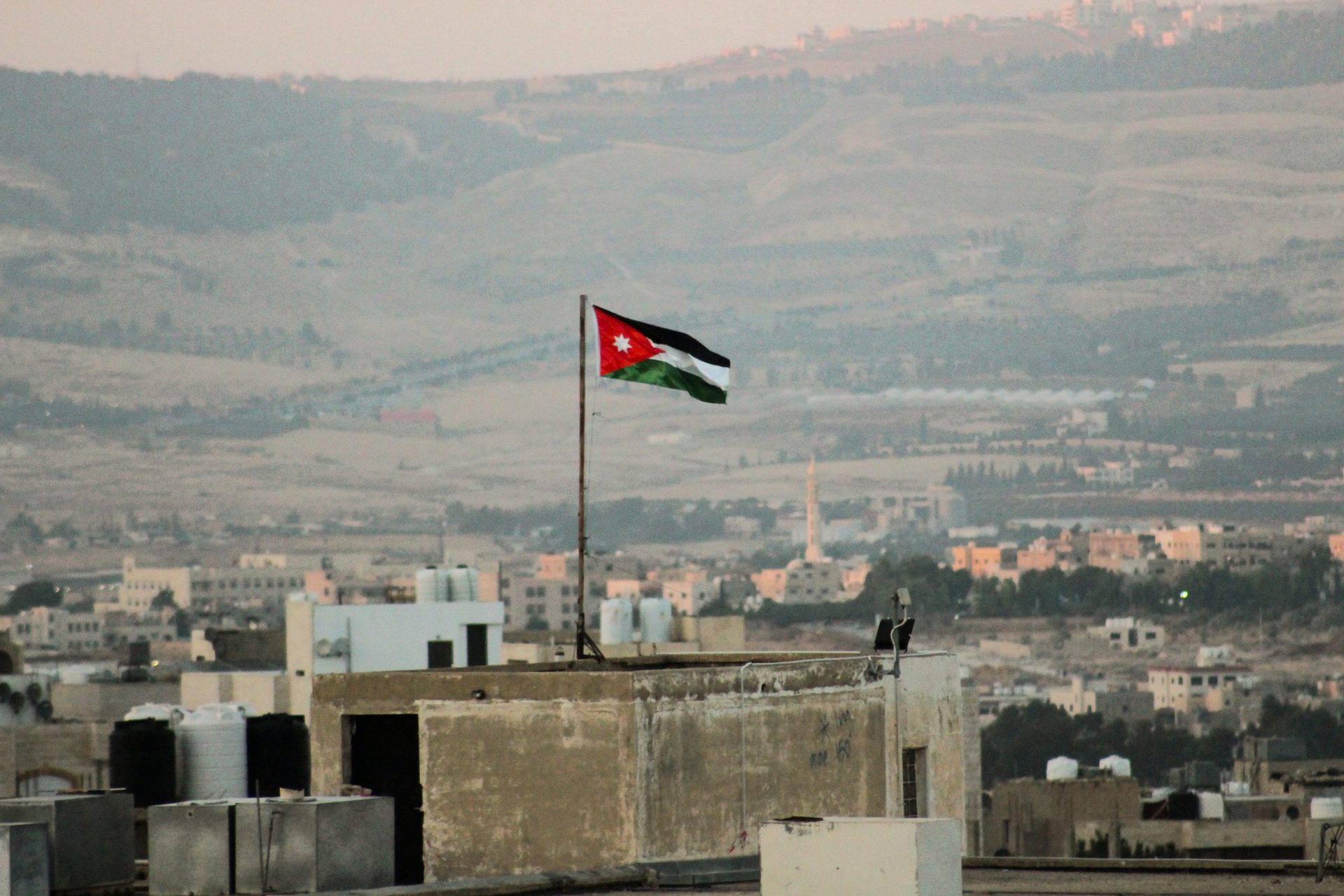 Иордания Амман. Флаг израильской Иордании. Ближний Восток. Человек с флагом Иордании. Иордания язык
