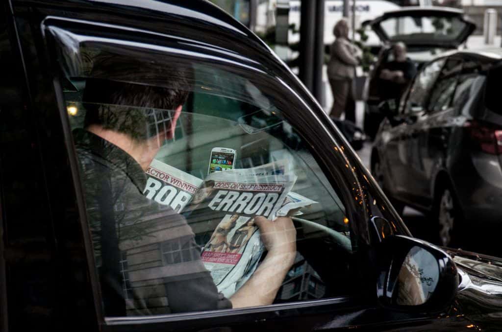 Raphaël Chekroun - Taxi driver reading newspaper (CC BY-ND 2.0)