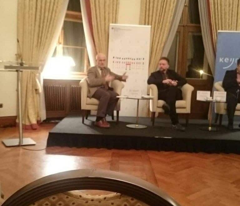 Aidan White talking a Prague Media Point conference on migration. (Photo: @YemisiOgunleye)