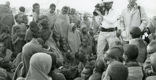 Mo Amin and Michael Buerk in Korem Relief Camp, Ethiopia, 1984. Photo credit: Camerapix